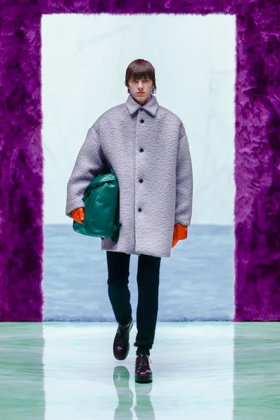 Look 32